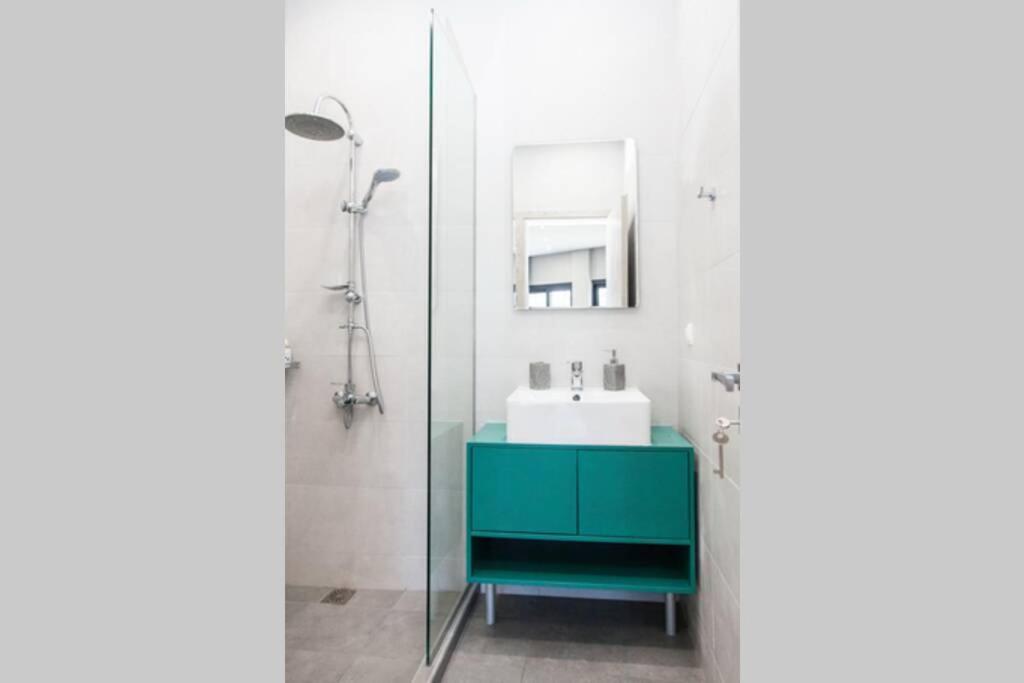 E Spacious Cornered Brand New Studio Apartment E アテネ エクステリア 写真